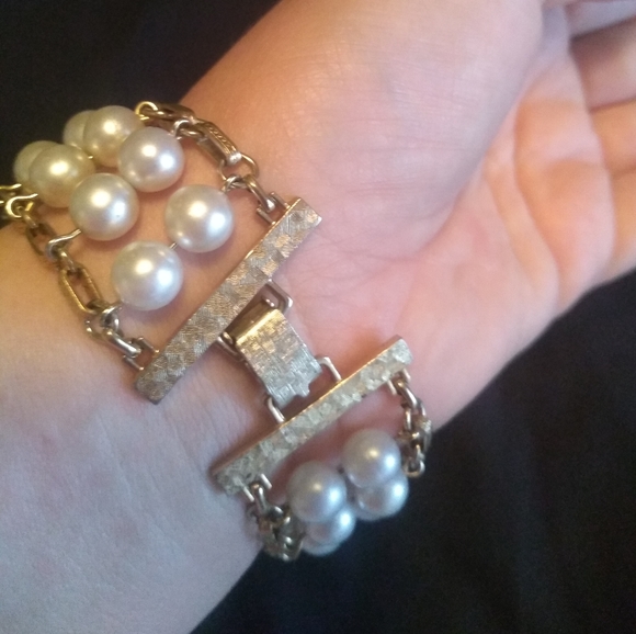 Sarah Coventry Faux Pearl Bracelet - Picture 3 of 3